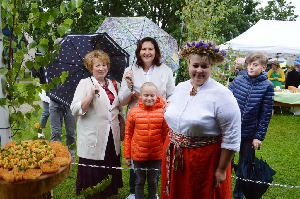 Pavāre Ilva Liepniece (priekšplānā) Latvijas novadu Siera dienā savos ēdienos godā cēla uzņēmumā “Smiltenes piens” ražotos sierus  – attēlā kopā ar AS “Smiltenes piens” valdes priekšsēdētāju Ilzi Bogdanovu (aizmugurē otrā no kreisās) un biedrības “Siera klubs” vadītāju Vandu Davidanovu (blakus).                                
Autors:  “SIERA KLUBS”