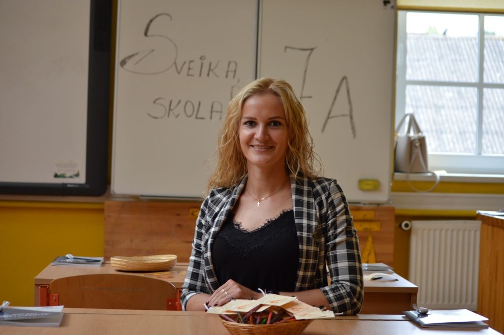 Montai Konstantei ir divas augstākās pedagoģiskās izglītības – viņa ir gan matemātikas, gan sporta skolotāja un strādā skolā devīto gadu. “Pirmajā kursā bijām 41, pabeidzām 16, skolā šobrīd strādājam tikai trīs,” rezumē Monta. 
Autors:  SANDRA PĒTERSONE