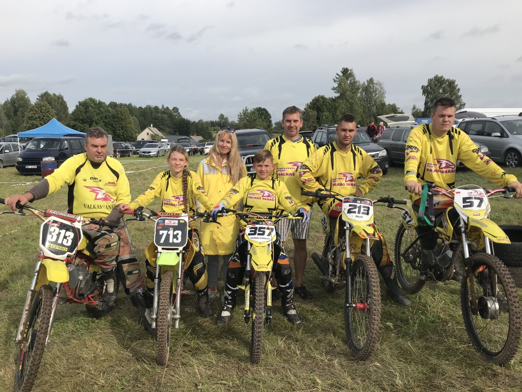 “Vaidavas kauss” un “Zelta mopēds” ir sacensības, kurās ik gadu piedalās arī motoklubs “Valkas vanagi”. Kluba dalībnieki Normunds (no kreisās), Suzanna un Laura Gredzeni, Ričards un Laimonis Stafecki, Niks un Rojs Gredzeni.                                                                                                     
Autors: No personīgā arhīva