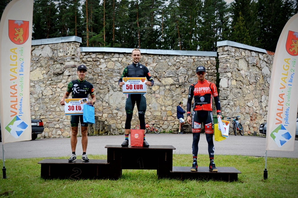 Šogad MTB velosacensībās “Apkārt Zāģezeram” triumfēja Valkas veloapvienības “Velohooligans/Ķeizari 1” sportisti – Oskaram Ārgalim – 1. vieta un Agrim Podiņam – 2. vieta.