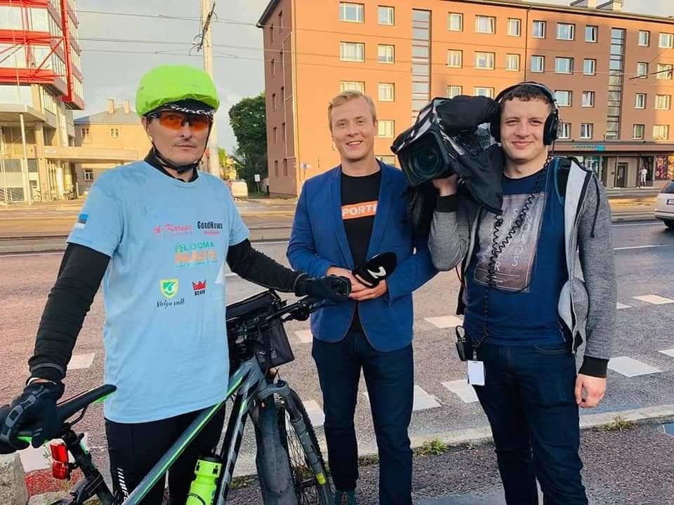 Andress Rēde (no kreisās) piedalījās arī solidaritātes ķēdē, kas Tallinā tika organizēta Baltkrievijas iedzīvotāju atbalstam.         
Autors: No personīgā arhīva