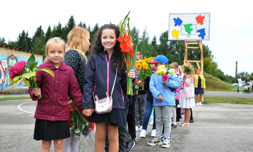 Ilgi gaidītā tikšanās ar skolotājiem un klasesbiedriem šogad Valkas Jāņa Cimzes ģimnāzijā bija citādāka, bet ne mazāk sirsnīga un skaista.                                    
Autors:  ANCE ANDRĒJEVA-EMPELE