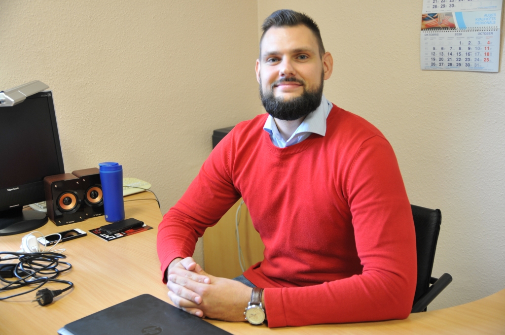 Valkas novada domē pavisam nesen uz līguma pamata darbu uzsācis parādu piedziņas speciālists Daniels Minajevs. Pēc novada domes priekšsēdētāja Venta Armanda Kraukļa sacītā, pirmie rezultāti apliecina, ka  šāds lēmums bijis pareizs, jo pamazām pašvaldība atgūst naudas summas, kuras parādnieki dažādu iemeslu dēļ nebija samaksājuši.                                  
Autors:  INGA KARPOVA 