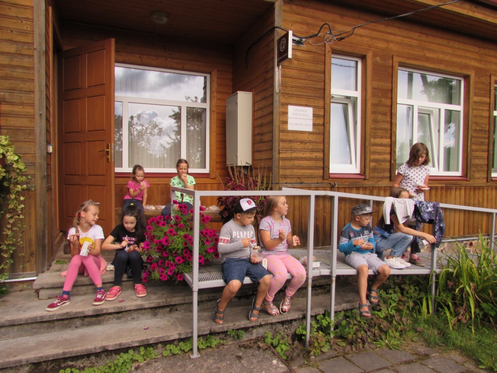 Projekta “Iepazīsti novadu kopā ar bibliotēku” ietvaros trešajā dienā bērni apmeklēja Ērģemes pagasta bibliotēku.