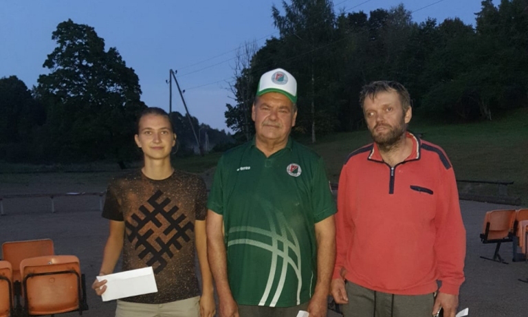 Ērģemes pagasta vasaras petanka čempionāta uzvarētājs Mārtiņš Kreilis (vidū), otrās vietas ieguvēja Lelde Stūre un trešās vietas ieguvējs Inguss Ruņģis.                                                                                  
Autors:  NO PERSONĪGĀ ARHĪVA