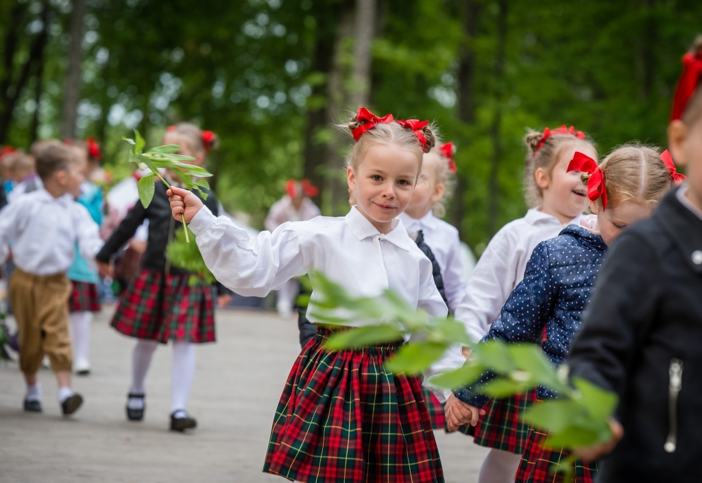 Smiltenes BJIIC bērnu deju kolektīvi pamazām atsāk mēģinājumus klātienē. Septembrī tie plānoti gan telpās, gan Jāņukalna brīvdabas estrādē.                                                                                                              
Autors:  AGNIS MELDERIS