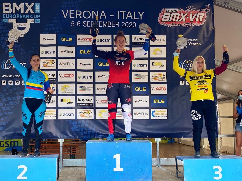 Trenera Ģirta Kātiņa audzēkne, “Silvas ziķeri/AKSSC Valmiera” elites sportiste Vineta Pētersone (pirmā no labās) izcīnīja trešo vietu UEC Eiropas kausa BMX riteņbraukšanā otrajā posmā Itālijā. Pirmā nīderlandiete Laura Smuldersa (vidū), bet otrā Mariana Pahona no Kolumbijas. 
Autors:  PUBLICITĀTES FOTO