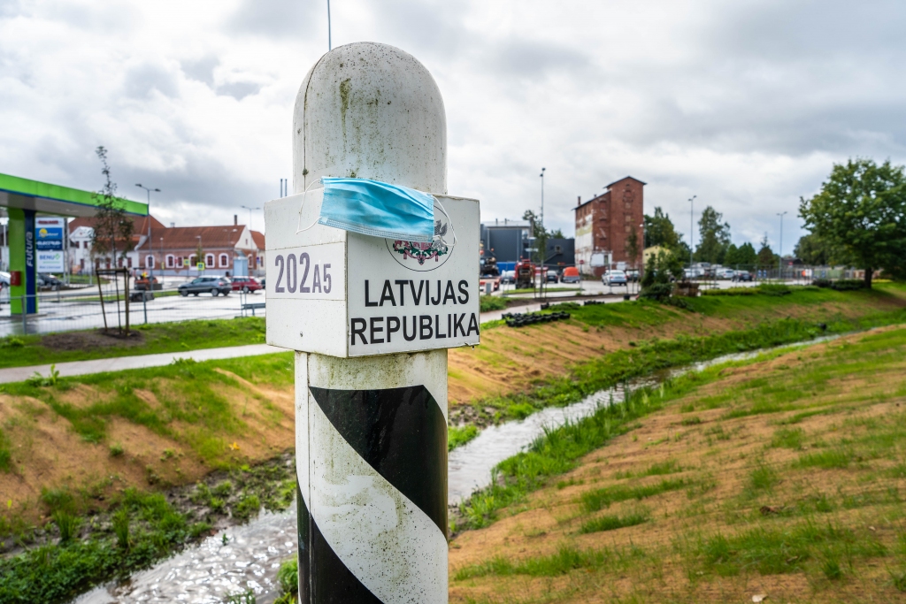 Šonedēļ Latvijas valdība pēc ilgas stīvēšanās pieņēma Valkai un Valgai vēsturisku lēmumu. Ja tas nebūtu saistīts ar satraucošajiem jaunumiem par pieaugošo saslimstību ar “Covid-19” kaimiņzemē Igaunijā, pa ilgiem laikiem varētu svinēt pirmo uzvaru, ka Latvijas valdība beidzot sapratusi, ka Valka un Valga ir viena pilsēta. Dvīņu pilsētas nevar tā vienkārši sadalīt, jo visa cilvēku dzīve un saimnieciskā darbība notiek abās robežas pusēs.                                                                                                                                                                                                              
Autors:  ROBERTS JOHANSONS