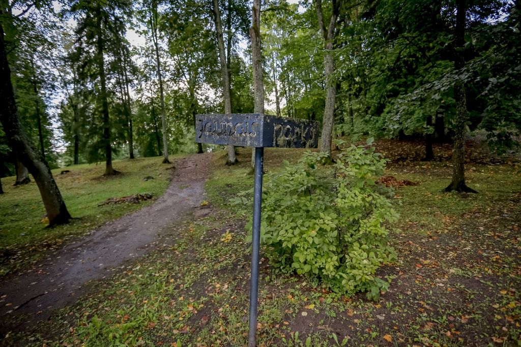 Rudens ir laiks, kad Smiltenē uzturas daudz vairāk skolas vecuma bērnu un jauniešu kā, piemēram, vasarā.  Kamēr vien ir labs laiks, jaunatne brīvajos brīžos labprātāk uzturas ārpus telpām. Nereti pēc pulcēšanās paliek atkritumi gan uz celiņiem, gan zālienā. Viena no šādām vietām ir Jaunais parks.                                                     
Autors:  FOTO: SANTA SINKA