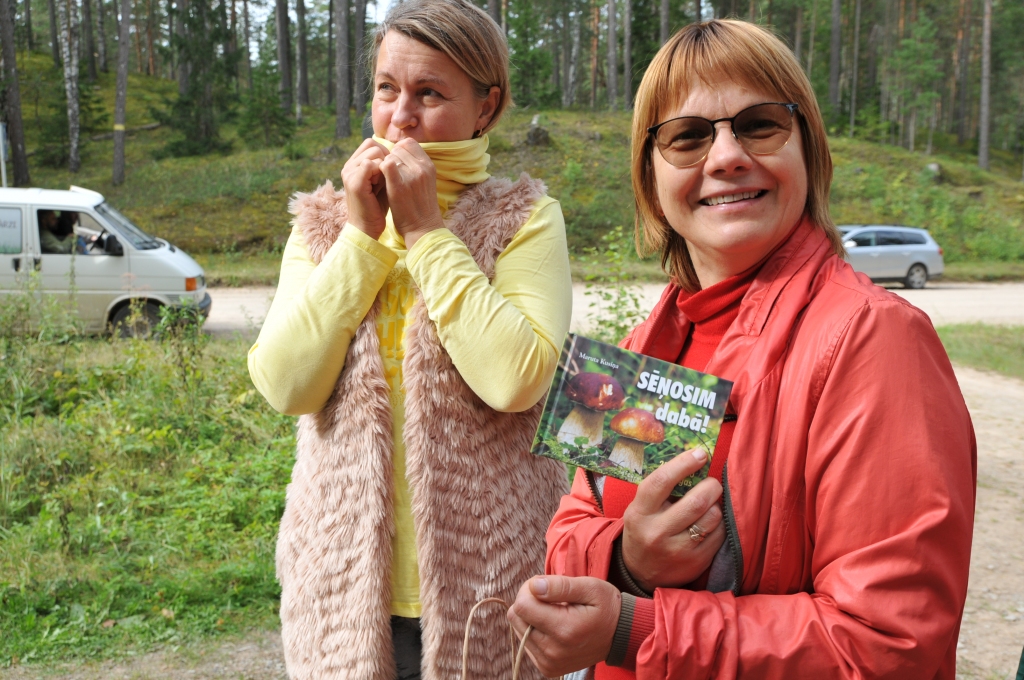 Smiltenes novada Grundzāles pagasta pārstāve Alda Zvejniece labprāt ne tikai sēņo, bet izmēģina dažādas sēņu ēdienu receptes.