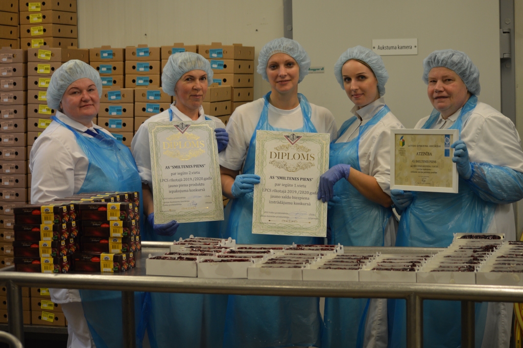 Piena produktu konkursā augstu novērtētās uzņēmuma “Smiltenes piens” biezpiena tortes  ražo saldumu jeb toršu ceha kolektīvs: Aija Ģederte (no kreisās), Gunta Kurzeme, Evija Lūse, Laura Ieviņa un  Anita Bluķe. 
Autors:  SANDRA PĒTERSONE