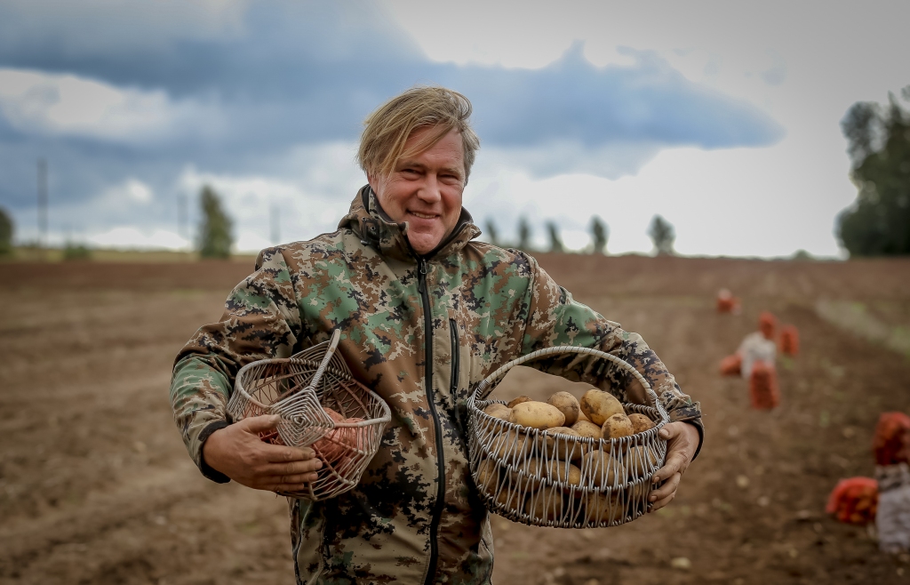 Smiltenes pagastā esošās bioloģiskās piemājas saimniecības «Bises» saimnieks Valfrīds Mičulis atzīst, ka šoruden ir laba kartupeļu raža. Tikpat labi sokas ar realizāciju vietējā tirdziņā Smiltenē, uz kuru ik dienu dodas Valfrīda sieva Laura. Mičuļi kartupeļus piegādā arī skolām. Laikrakstam V. Mičulis atklāj, kā līdz ar paaudžu maiņu mainās arī kartupeļu lietošanas paradumi.