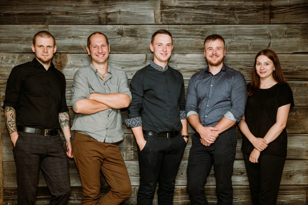 Smiltenes grupa «Ceļojums», Reinis Rijnieks (no kreisās), Andis Mincis, Jānis Krūmiņš, Armands Zviedris un Tīna Tilčika, aicina uz pastāvēšanas desmitgades jubilejas svinībām Smiltenes novada Kultūras centrā.            

Autors:  UĢIS BRĀLĒNS
