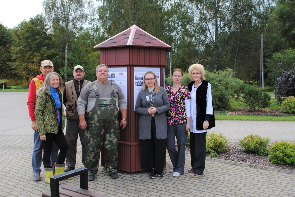 Lai tūristiem un arī vietējiem iedzīvotājiem būtu informācija par nozīmīgu kultūrvēstures mantojumu – Strenču psihoneiroloģiskās slimnīcu ēku kompleksu – un par  šās iestādes vēsturi, iedzīvotāju grupa “Strenču slimnīcas kultūrvēsturisko vērtību glabātāji” ir parūpējusies, lai Strenčos  tiktu uzstādīti informatīvie stendi un vēsturisko un mūsdienu fotogrāfiju planšetes. Attēlā: Juris Lielkājs (no kreisās), Indra Lielkāja, Dairis Dedumietis, Edgars Koots, Ilona Rāviete, Agnija Strauta, Ilze Aide. Klāt nav Jāņa Daiņa, Solvitas Tēbergas un Rolanda Tēberga. 
Autors:  LĀSMA STEPENA