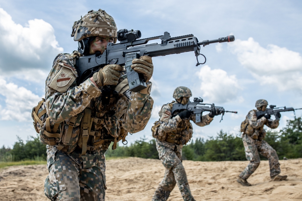 Smiltenes, Strenču un Valkas novados kopš šodienas notiek lielākās militārās mācības Latvijā «Zobens 2020». Iedzīvotāji aicināti nesatraukties, redzot karavīru un zemessargu pārvietošanos. 

Autors: NO ZEMESSARDZES 2. VIDZEMES BRIGĀDES ARHĪVA