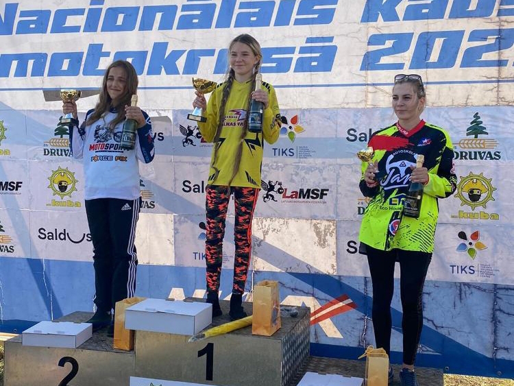 “Valkas vanagu” aukstasinīgākā braucēja Suzanna Gredzena uz goda pjedestāla augstākā pakāpiena Zelta mopēda posmā Saldū.       
Autors: no arhīva