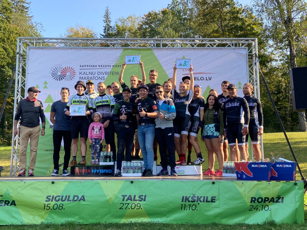 Latvijas valsts mežu kalnu divriteņu maratonā Talsos Valkas veloapvienībai “Velohooligans/Ķeizari 1” (centrā) –  godpilnā pirmā vieta.
Autors: NO PERSONĪGĀ ARHĪVA