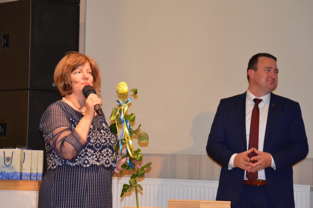 Smiltenes novada domes konkursā “Par sasniegumiem izglītībā” šogad pateicības rakstus un naudas balvas saņēma 38 pedagogi un izglītības iestāžu darbinieki. Viņus sveica novada domes Izglītības pārvaldes vadītāja Gunta Grigore un pašvaldības vadītājs Edgars Avotiņš.                                                                                                                                                               
Autors:  SANDRA PĒTERSONE