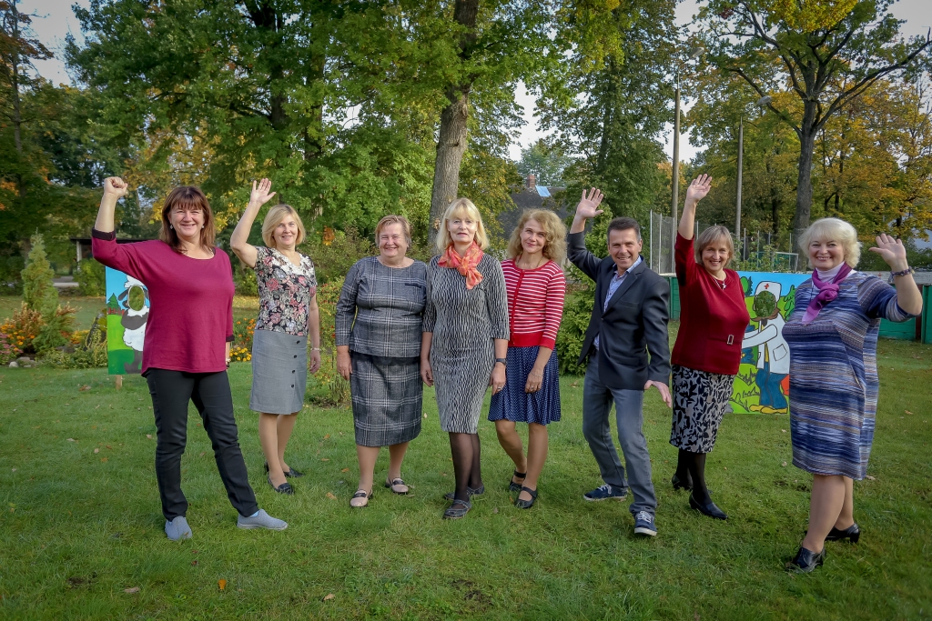Piektdien daudzviet Latvijā tiek atzīmēta Starptautiskā skolotāju diena. Iespējams, «Covid -19» ierobežojumu dēļ svētki nebūs tik krāšņi un pasākumu ziņā daudzveidīgi kā iepriekšējos gados, taču šīs dienas mērķis paliek nemainīgs – pateikties pedagogiem par viņu ieguldīto darbu katra bērna personības attīstībā un arī sabiedrības kopumā, uzsverot viņu nozīmīgo lomu. Vijciema sākumskolas skolotāji Jana Matuka (no kreisās), Inese Jirgensone, Anita Lotiņa, direktore Aīda Vītola, Aija Melbārde, Valdis Šaicāns, Gita Dudele un Sandra Gaile atzīst, ka skolotāja profesija ir kā misija. Neparasti, ka vairums no viņiem paši ir šīs skolas absolventi.                                                                                                                                                                                                  
Autors:  SANTA SINKA