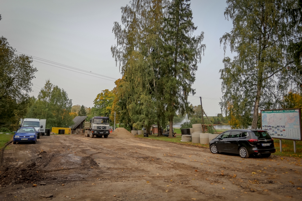 Smiltenē Tepera ezera promenāde un Vecais parks ir vieni no iecienītākajiem pastaigu maršrutiem. Nereti līdz šiem objektiem iedzīvotāji nokļuva automašīnās, tās ērti novietojot stāvlaukumā Dakteru ielā (pie Tepera ezera). Kopš šīs nedēļas stāvlaukumā transportlīdzekļu novietošana un stāvēšana ir aizliegta.         
Autors:  SANTA SINKA