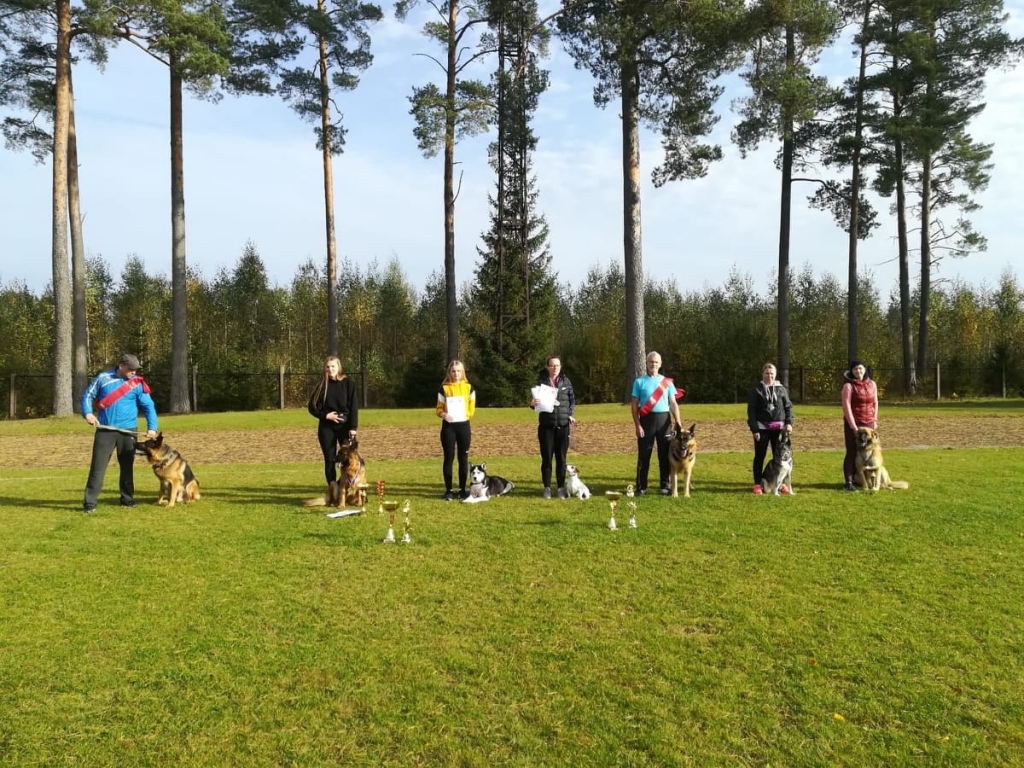 Latvijas absolūtie čempioni nacionālajā suņu daudzcīņā – valcēnieši Andrejs Melančuks (pirmais no kreisās) ar vācu aitu suni Greju un Jānis Ķēbers (trešais no labās) ar Austrumeiropas aitu suni Redo. Apsveicam! 
Autors:  NO PERSONĪGĀ ARHĪVA