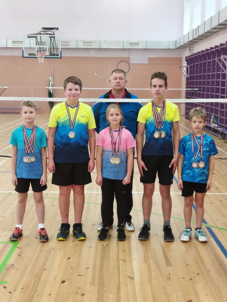 Treneris Aleksands Božeņeckis ar saviem audzēkņiem pēc veiksmīgi aizvadīta Latvijas čempionāta badmintonā jauniešiem – izcīnītas 11 medaļas.                                                                                                         
Autors:  NO PERSONĪGĀ ARHĪVA
