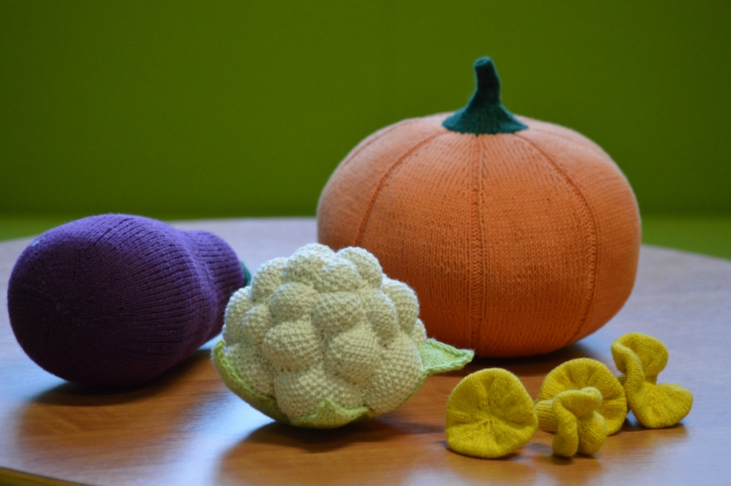 Smiltenietes Ilzes Hakas adītās rotaļlietas – dārzeņus un sēnes –  šomēnes var apskatīt izstādē Smiltenes novada bibliotēkā.                                                                                                                                       
Autors:  SANDRA PĒTERSONE