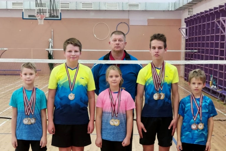 Treneris Aleksands Božeņeckis ar saviem audzēkņiem pēc veiksmīgi aizvadīta Latvijas čempionāta badmintonā jauniešiem – izcīnītas 11 medaļas.                                                                                                         
Autors:  NO PERSONĪGĀ ARHĪVA