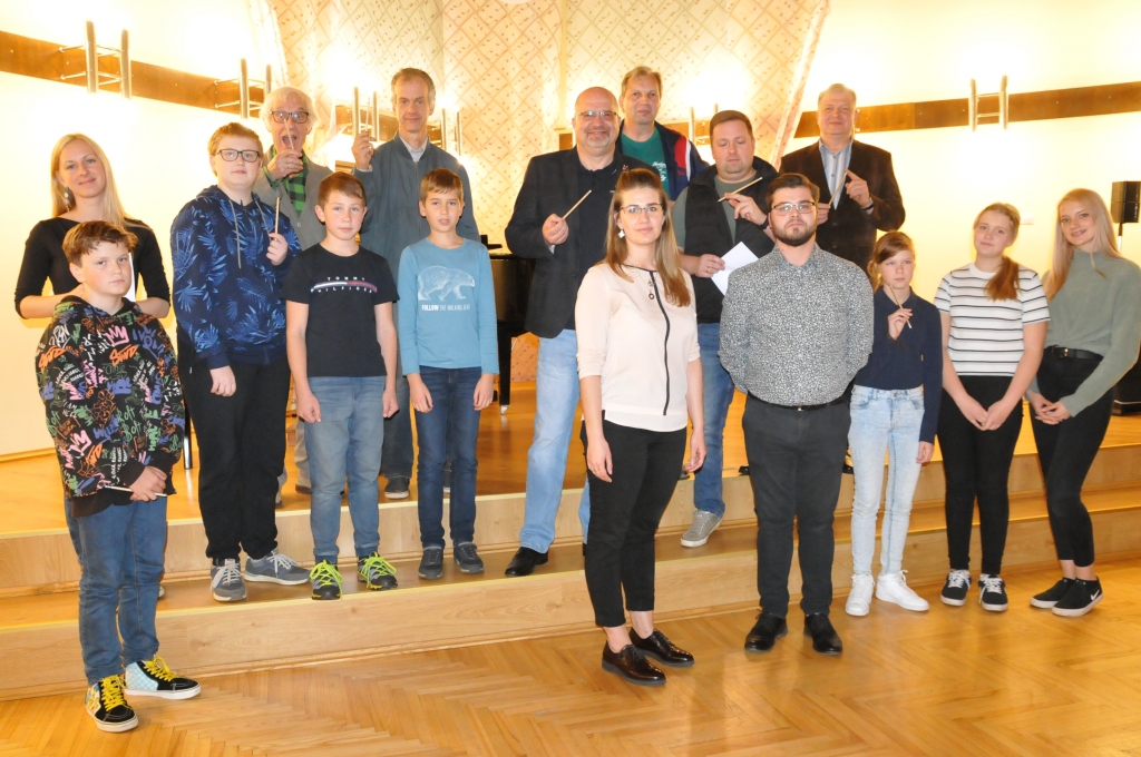 Pirmdien Jāņa Cimzes Valkas mūzikas skolā uz pirmo Valkas pūtēju orķestra tikšanos aicināja diriģenti Vivita Ose un Matīss Smiltiņš (vidū).                                                                  
Autors:   INGA KARPOVA 