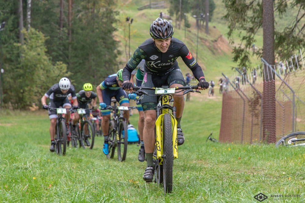 Komandas “Velohooligans/Ķeizari 1” līderis Oskars Ārgalis VIVUS.lv MTB maratona posmā Baldonē izcīnīja augsto 4. vietu.            
Autors:  Aivars Austers