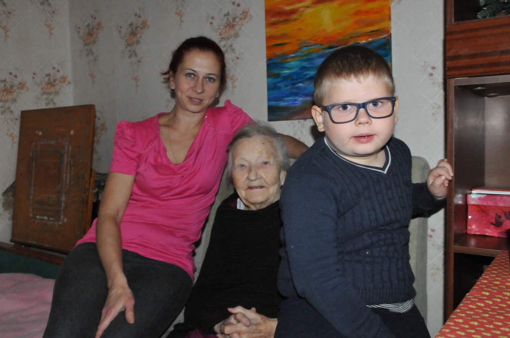 Valcēniete Apolonija Ēķe ikdienu vada kopā ar mazmeitu Žannu un piecgadīgo mazmazdēliņu Emīlu. Lai gan cienījamajai seniorei gadu nasta nav viegla, viņa joprojām saglabājusi asu prātu un interesi par notikumiem dzimtajā Valkā.                                                                                            
Autors:   INGA KARPOVA