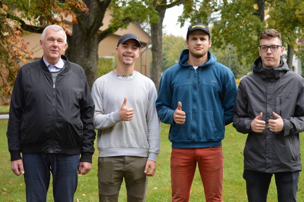 “Redzam, kurš būs kārtīgs lietaskoks, un viņus tad arī virzām uz konkursiem,” teic Smiltenes tehnikuma skolotājs Aivars Birkenšteins (no kreisās) par šogad Latvijā labākajiem jaunajiem profesionāļiem ceļu būvē – Smiltenes tehnikuma audzēkņiem Igoru Bukšu (blakus, no kreisās), Jāni Ričardu Mausli un Ralfu Celmiņu.                                                                                                                                                                                                                  
Autors: FOTO: SANDRA PĒTERSONE