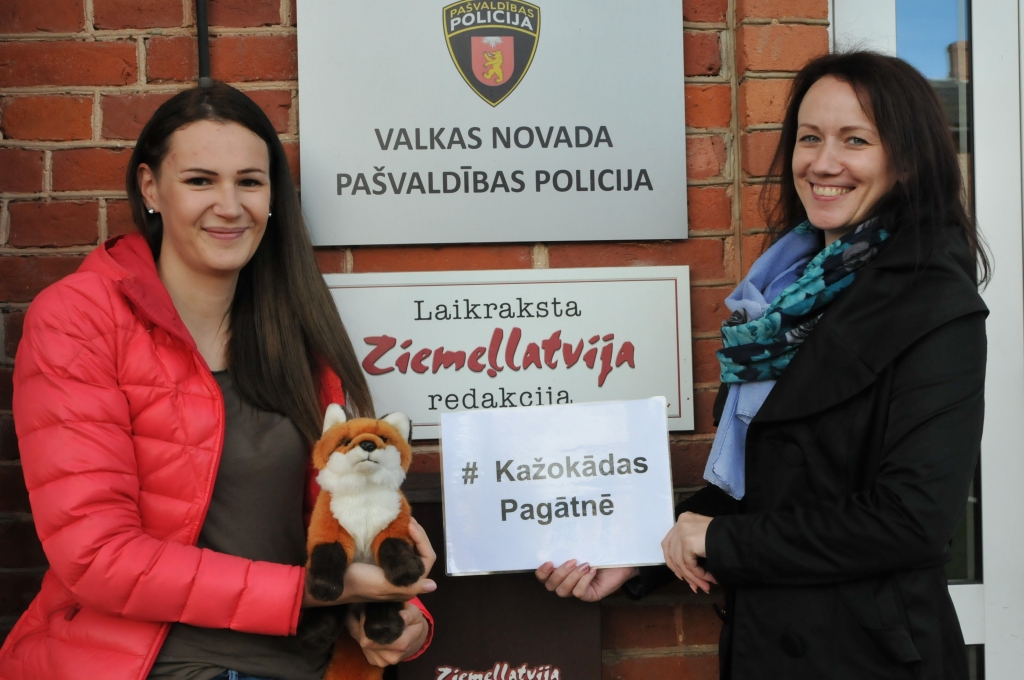 Valcēnietes Laura Kalniņa (no kreisās) un Vita Cielava ir vienas no Vislatvijas dzīvnieku tiesību aizstāvības akcijas “Lapsu tūre” dalībniecēm. Vakar jaunās sievietes pavadīja dienu kopā ar amizanto  plīša rotaļlapsēnu Miķelīti. Akcijas dalībnieces viesojās arī laikraksta “Ziemeļlatvija” redakcijā.            
Autors:   INGA KARPOVA