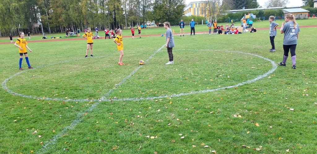 Lai lauku skolu vidū popularizētu futbolu, Grundzāles pamatskola rīkoja starpnovadu futbola sacensības “Grund­zāles izaicinājums”, ciemos aicinot Smiltenes, Jaunpiebalgas un Apes novadu skolu jaunatnes komandas. 

Autors:  NO GRUNDZĀLES PAMATSKOLAS ARHĪVA