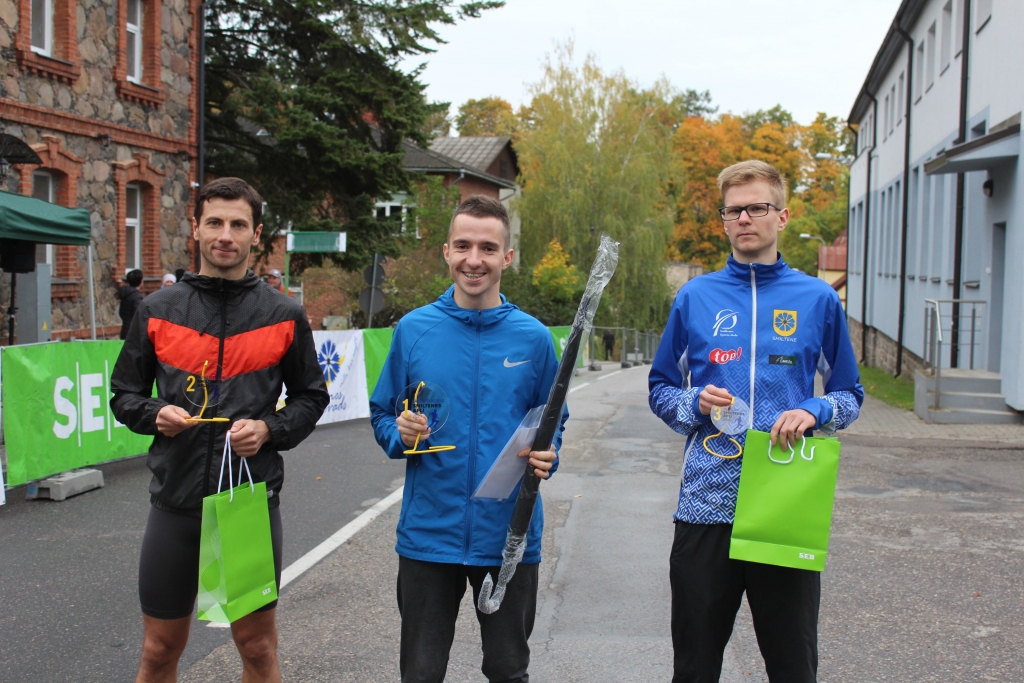 Smiltenē notikušajā tautas skrējienā «Smiltenes apļi 2020» 9,9 kilometru garajā distancē V35 grupā nepārspēts palika valmierietis Agnis Stulpinskis (vidū), otrais smiltenietis Oskars Cimermanis (no kreisās), bet trešais Smilteni pārstāvošais Vents Lupkins.                                                                                                              
Autors:  KITIJA KLEMPNERE