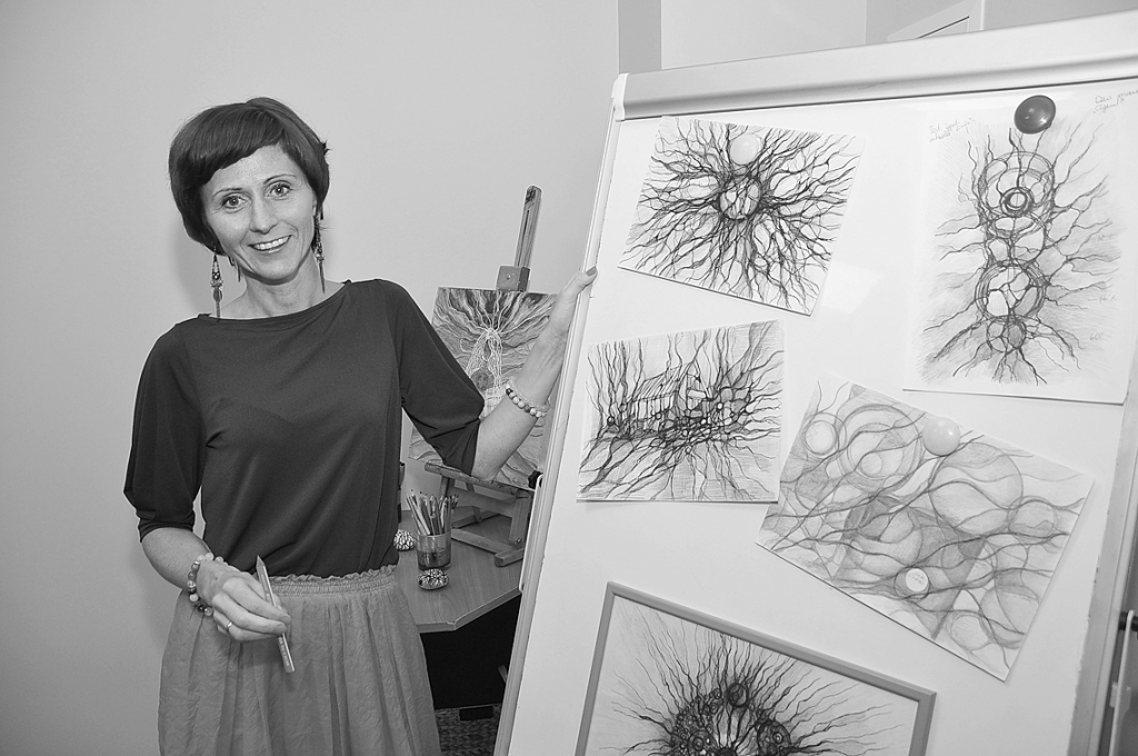 Sanda Eižvertiņa brīdina, ka ar zīmēšanu vien no stereotipiskajām rīcībām neatbrīvosies: “Tas jebkurā gadījumā būs darbs ar sevi. Lietas notiek, ja tu par tām iestājies un dari. Taču, lai jaunajam būtu, kur ienākt, vispirms ir jāizpilda mājasdarbs.”
Autors: DAINIS ĢELZIS