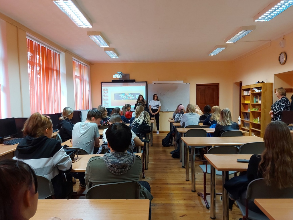 Atšķirībā no vispārizglītojošajām skolām, kuru skolēni devušies rudens brīvdienās, darbs klātienē turpinās profesionālās izglītības iestā’dēs, tostarp Smiltenes tehnikumā.                                                            
Autors:  NO PERSONĪGĀ ARHĪVA