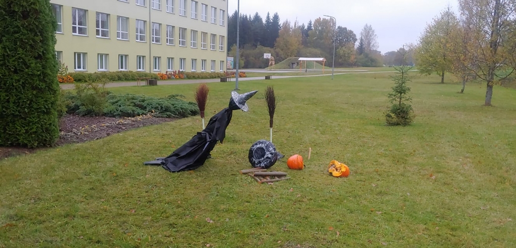 Šonedēļ skolēnu rudens brīvlaikā jaunieši izdemolējuši vides kompozīciju pie Valkas Jāņa Cimzes ģimnāzijas ēkas Ausekļa ielā.                
Autors:  ZANE MĪĻĀ