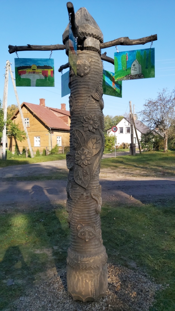 Otra tāda norāžu staba Latvijā nav. Tas ir vairāku Strenču iedzīvotāju iniciatīvas rezultāts.               
Autors:  VAIRIS ŠVĒDE