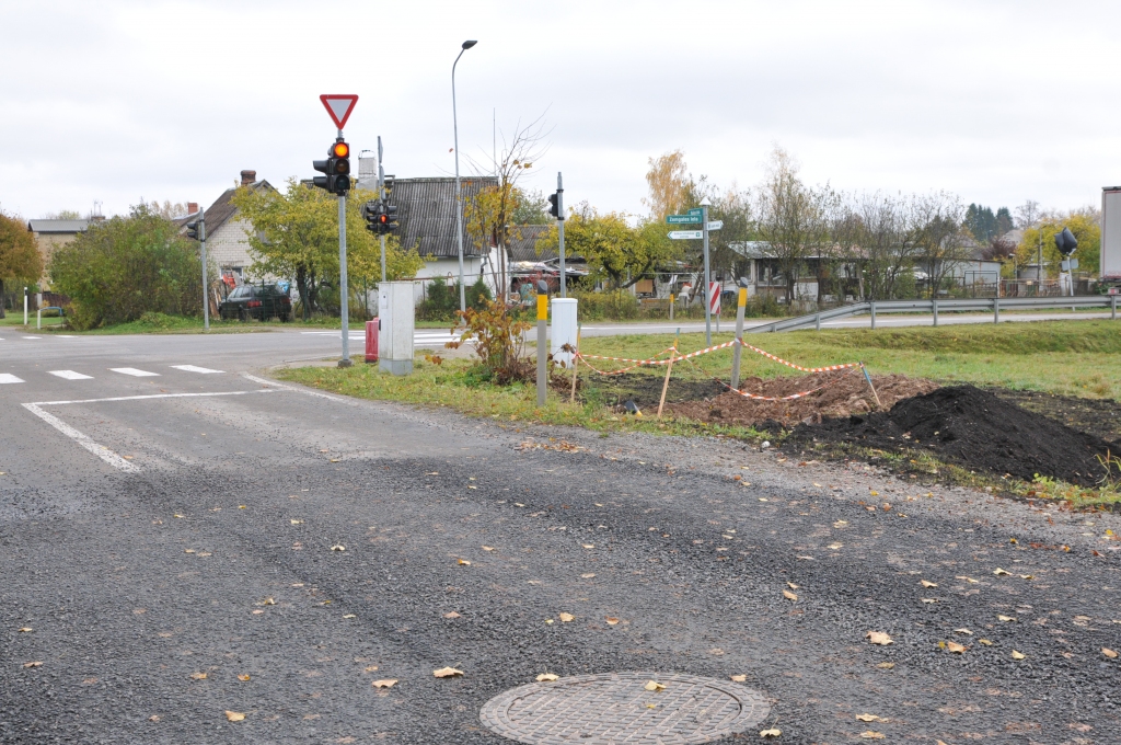 Vakar “Ziemeļlatvija” devās apskatīties rekonstruēto Raiņa ielas posmu Valkā. Jāpiekrīt gan tuvējo māju iedzīvotāju, gan pašvaldības vadītāja Venta Armanda Kraukļa teiktajam, ka krustojumā, no Zemgales ielas nogriežoties uz Raiņa ielu, ceļu būvnieki būvdarbus uzsākuši nekvalitatīvi.                                                                                             
Autors:  INGA KARPOVA