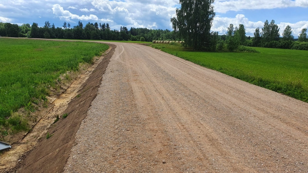 Līdz ar ceļa Sijāri–Bērzkalni posma (attēlā) pārbūvi Grundzāles pagastā ir noslēdzies projekts “Smiltenes novada pašvaldības ceļu rekonstrukcija, III kārta”. Agrāk bedrainie, nelīdzenie ceļi ar aizaugušiem grāvjiem tagad ir kvalitatīvi pārbūvēti un iepriecina braucējus, it īpaši lauksaimniekus.                                    

Autors: SMILTENES NOVADA PAŠVALDĪBA 