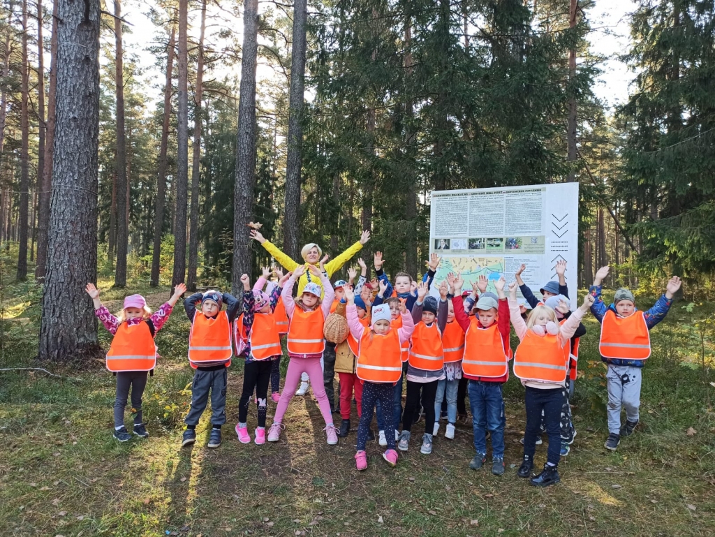 Bērnudārza “Pīlādzītis” Zilonēnu grupiņas audzēkņiem patīk doties pārgājienos, kuros netrūkst piedzīvojumu.
                                                                                                                                                                        
Autors:  NO PERSONĪGĀ ARHĪVA