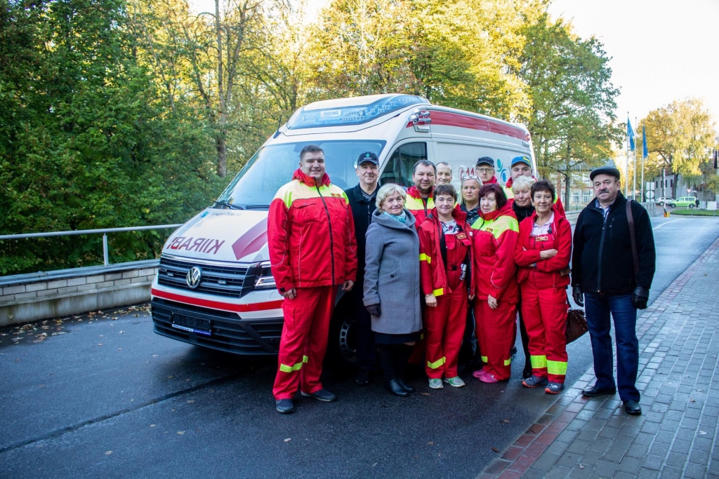 Valgas neatliekamās medicīniskās palīdzības darbinieki pie viena no jaunajiem operatīvajiem transportlīdzekļiem.                                  
Autors:  Tīts Loims