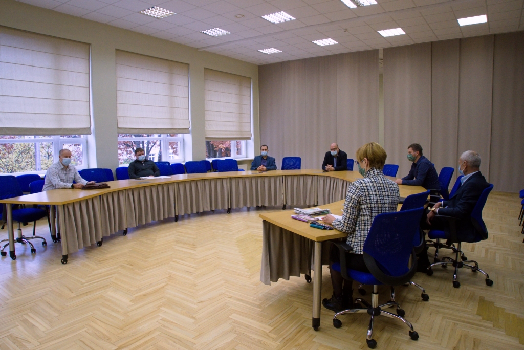 Ievērojot distancēšanos un lietojot deguna un mutes aizsegus, vakar Valkas novada domes Sociālā dienesta vadītāja Natālija Dubrovska (no labās), pašvaldības izpilddirektors Ainārs Zābers, Kārķu un Ērģemes pagastu pārvalžu vadītājs Pēteris Pētersons, novada domes priekšsēdētājs Vents Armands Krauklis, priekšsēdētāja vietnieks Viesturs Zariņš, pašvaldības policijas vecākais inspektors Andris Bratčikovs un novada domes Izglītības, kultūras, sporta un jaunatnes nodaļas vadītājs Rolands Rastaks izstrādāja konkrētu plānu, kā pašvaldībai rīkoties X stundā gadījumā, ja ar “Covid-19” ģimenē saslimst viens vai abi vecāki, bet bērni nav inficējušies.    
Autors:  ROBERTS JOHANSONS