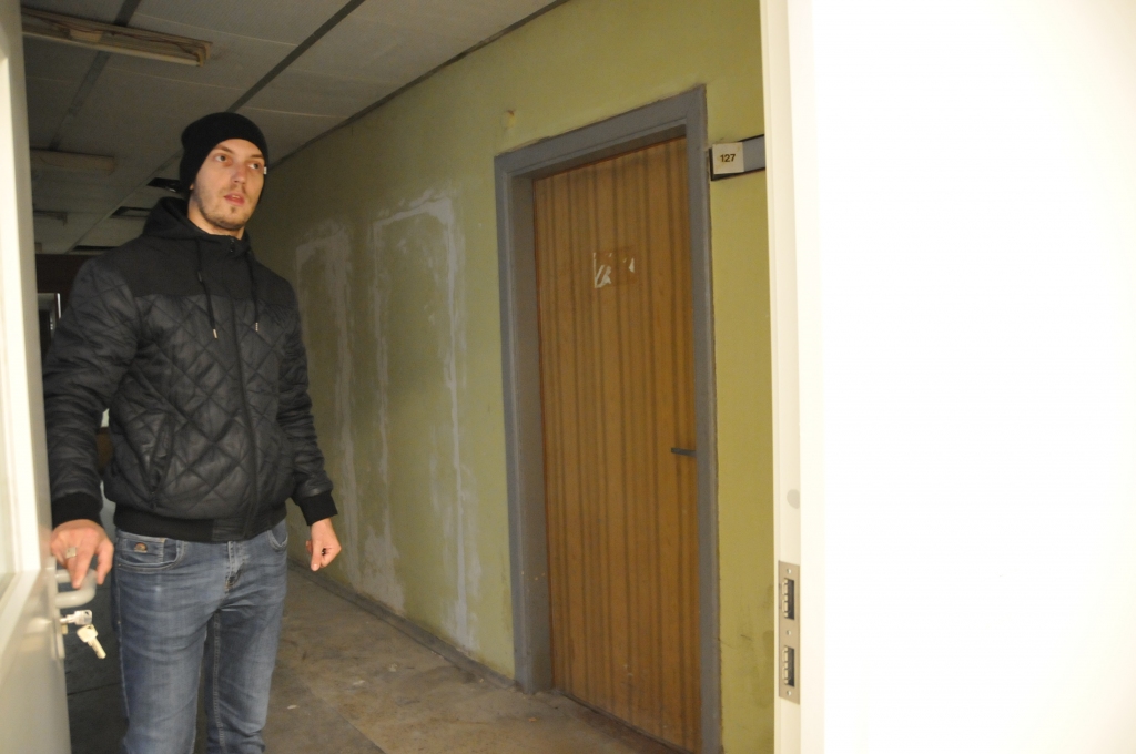 Pabeigts remonts Dienas aprūpes centra telpās Valkā, Rūjienas ielā 3E. Valkas novada domes Attīstības un plānošanas nodaļas projektu vadītājs Toms Simtiņš demonstrē, kā te izskatījās pirms remonta. Dienas centra telpas ir gaišas un plašas, pagaidām gan vēl bez mēbelēm.                                                                                   
Autors:  INGA KARPOVA