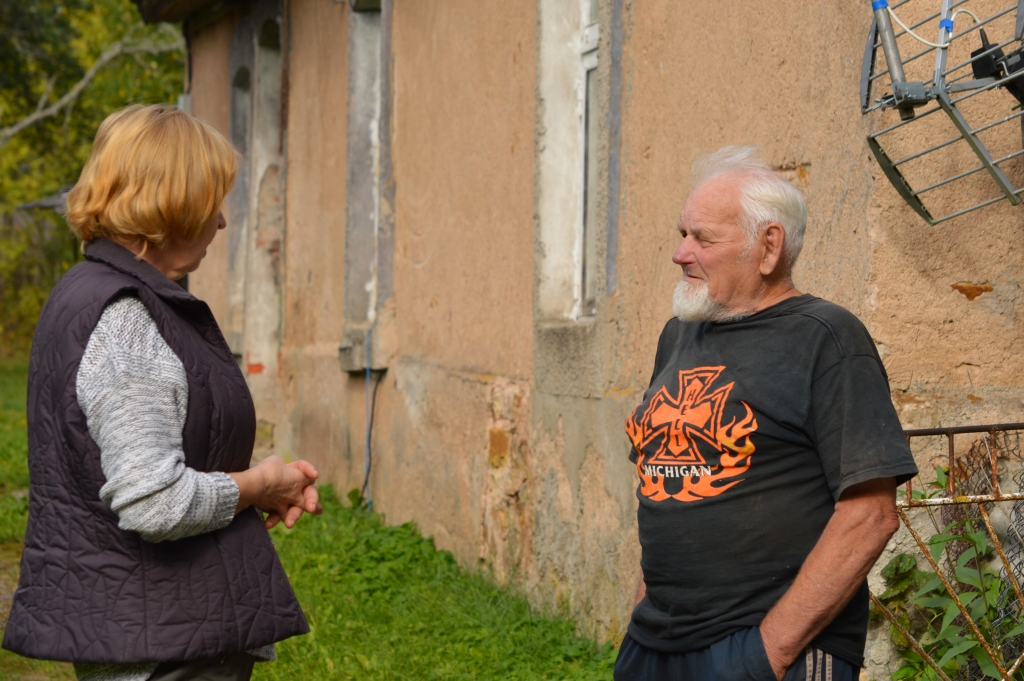 Arvīds Ābele (90 gadi) bijušajā Grundzāles muižā dzīvo kopš 1954. gada (attēlā – pie savas mājas kopā ar Grundzāles pagasta vēstures izzinātāju Skaidrīti Renci). Muižas laikā šajā mājā esot dzīvojuši staļļu puiši un modernieki.