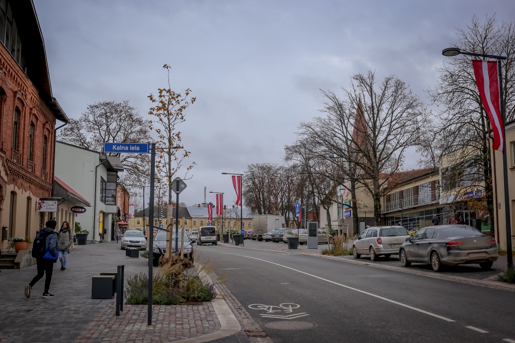 Novembris – patriotisma mēnesis. Lai šajā daudziem tik sarežģītajā laikā, kad publisku pasākumu norise ir ļoti ierobežota, radītu svētku noskaņu, pašvaldības izdaiļo pilsētvidi. Smiltenē šonedēļ pie apgaismes stabiem izvietotas sarkanbaltsarkanās karoglentas.                                                                                                              
Autors:  SANTA SINKA