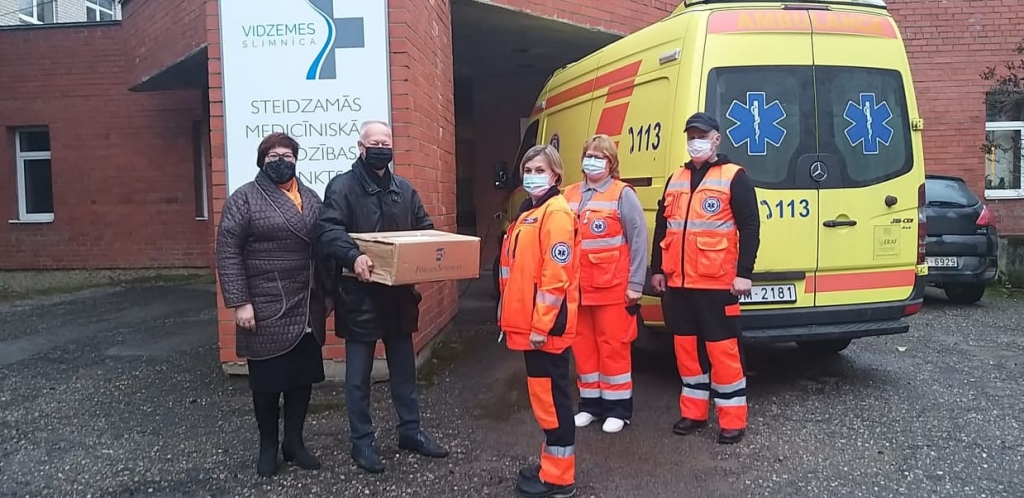 Vakar darba dienas sākumā Valkas Rotari kluba prezidents Ainārs Zābers un kluba pārstāve Laila Ozoliņa Valkas Neatliekamās medicīniskās palīdzības dienesta darbiniekiem sarūpēja pārsteigumu – uzdāvināja 32 pakas maltās kafijas.                                                                                                                                                    
Autors:  NO PERSONĪGĀ ARHĪVA