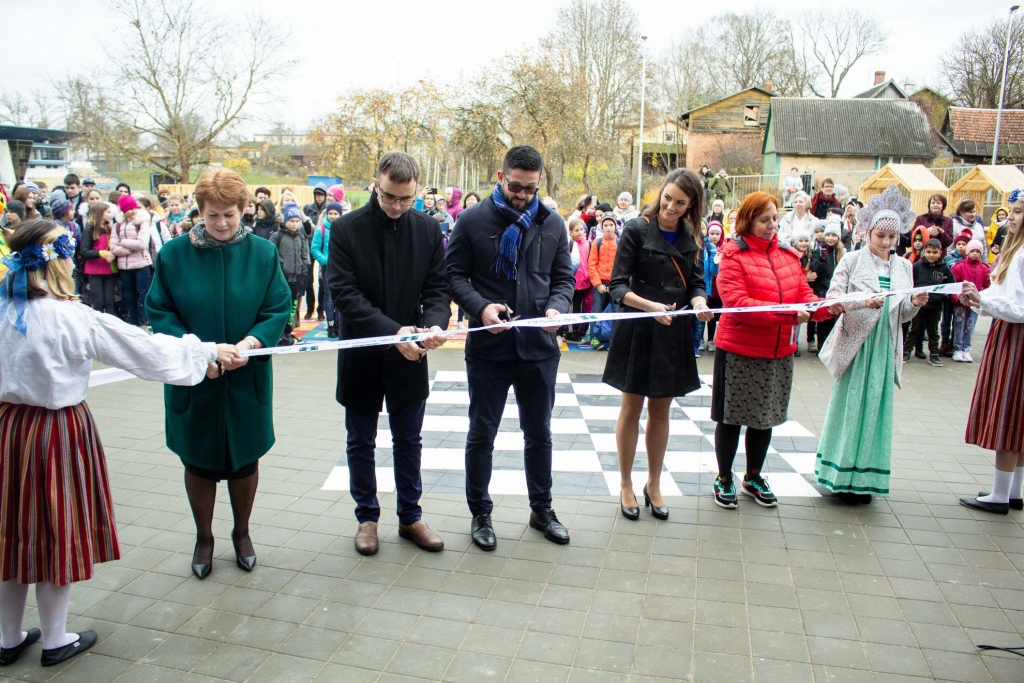 Svinīgajā Priimetsa skolas atklāšanas ceremonijā lenti pārgrieza skolas direktore Marina Krotova (no kreisās), firmas, kas veica atjaunošanas darbus, “Rennes” OÜ valdes loceklis Kristjans Kēmu, Valgas pagasta padomes priekšsēdētājs Alars Nēme, Valgas pašvaldības vadītāja Estere Karuse, Izglītības un tehnoloģiju ministrs Mailis Reps un skolēnu pašpārvaldes prezidente Sannija Veitsmane.                                                                           
Autors:   Tīts Loims