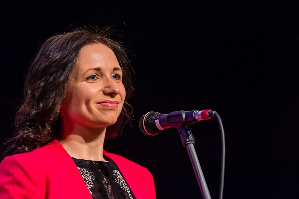 To pirmo absolventu vidū, kuri jau atsaukušies Smiltenes vidusskolas aicinājumam, ir uzņēmēja Inga Ērgle, Smiltenes novada pašvaldības šā Gada balvas tautsaimniecībā ieguvēja.                                               
Autors:  NO FACEBOOK